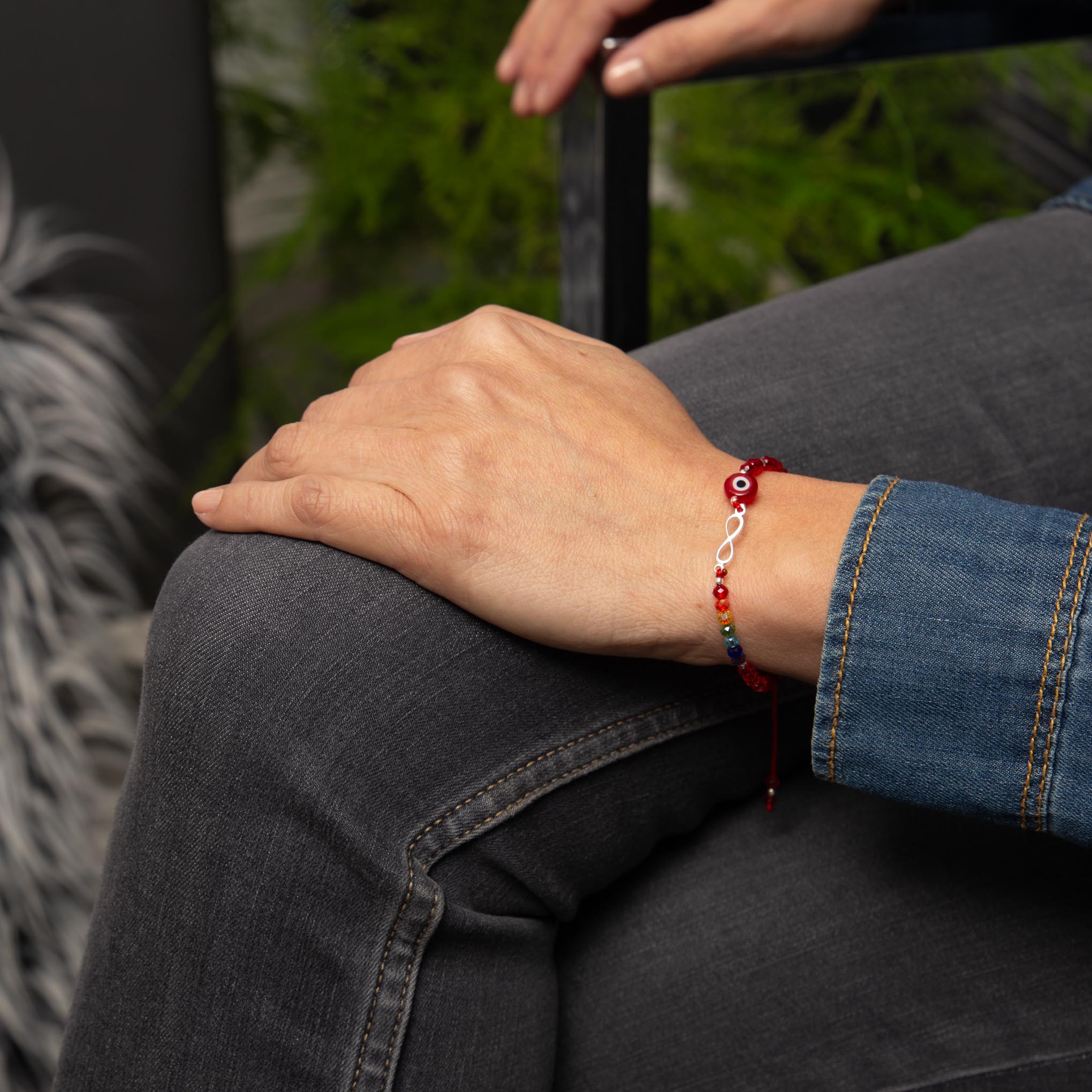 Pulsera de hilo con infinito de plata, cristalitos y ojo turco