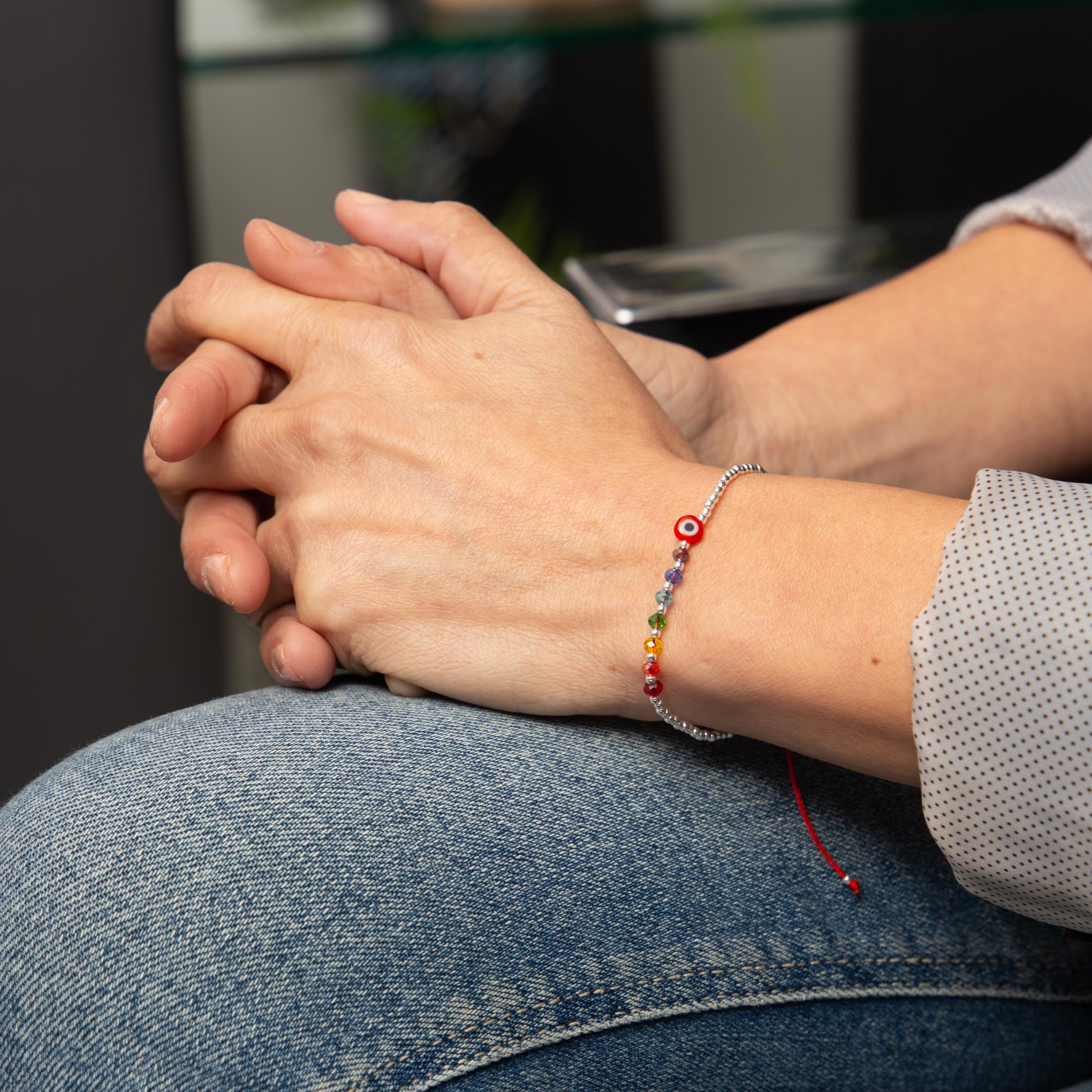 Pulsera de hilo con ojo turco, cristalitos y bolitas de plata
