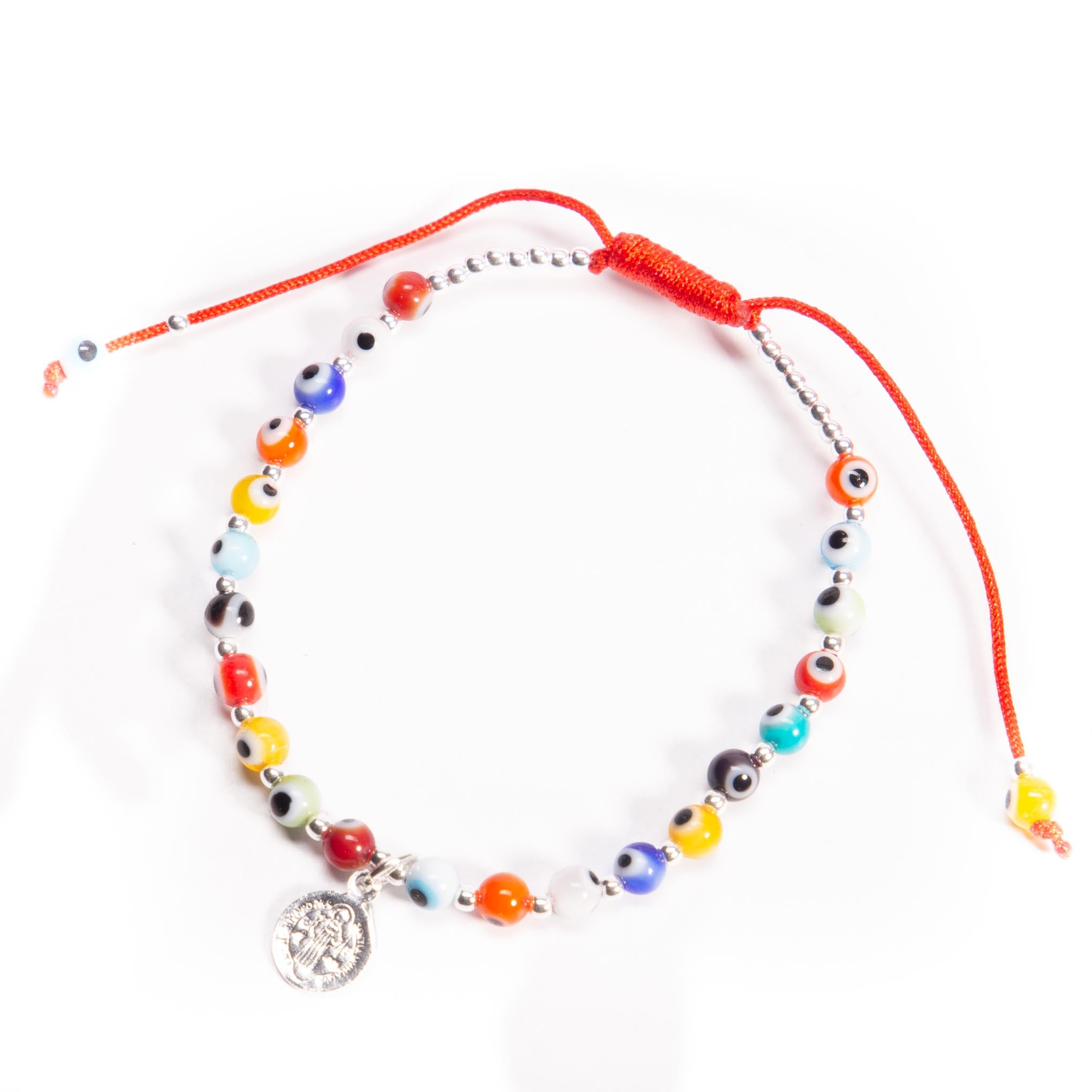 Pulsera de hilo con dije de San Benito de plata y ojos turcos