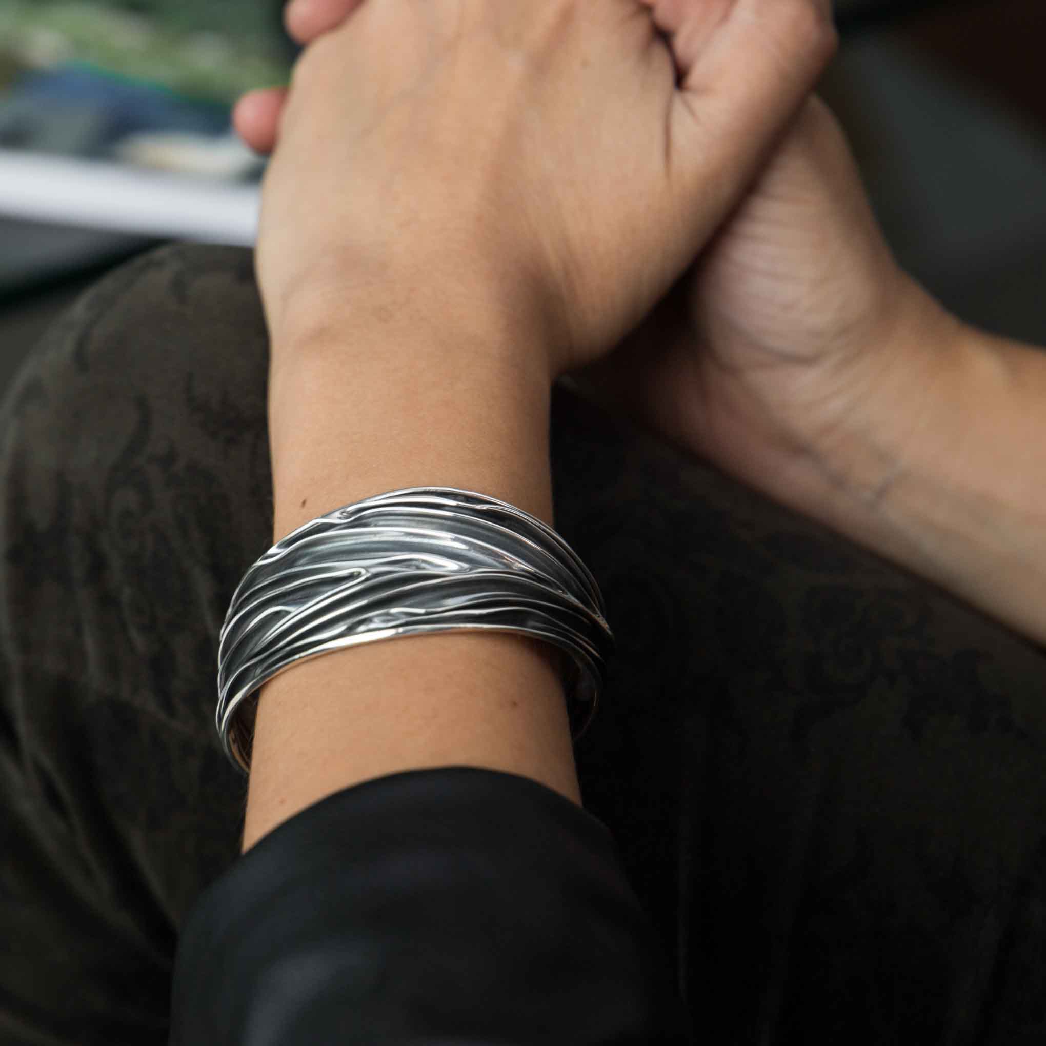 Brazalete pavonado de plata