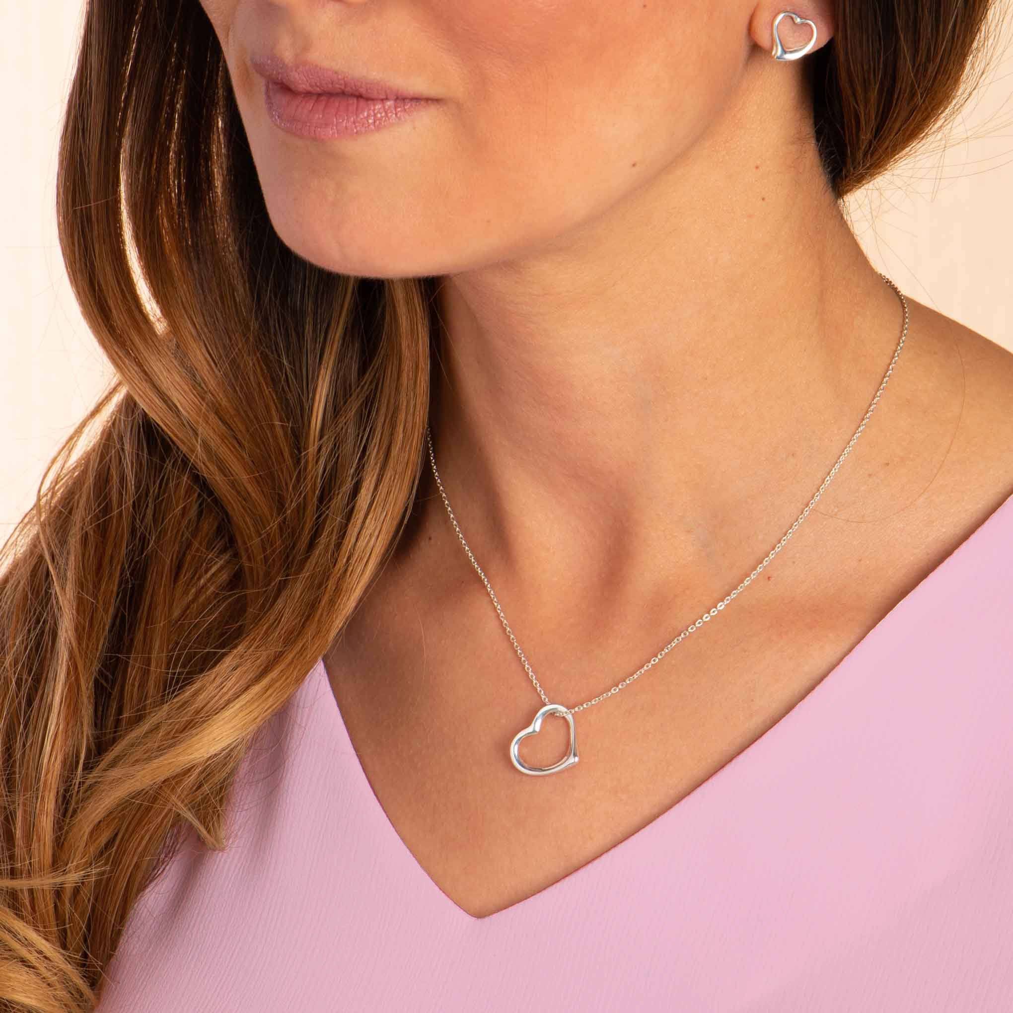 Dije y aretes corazón de Plata contorno clásico