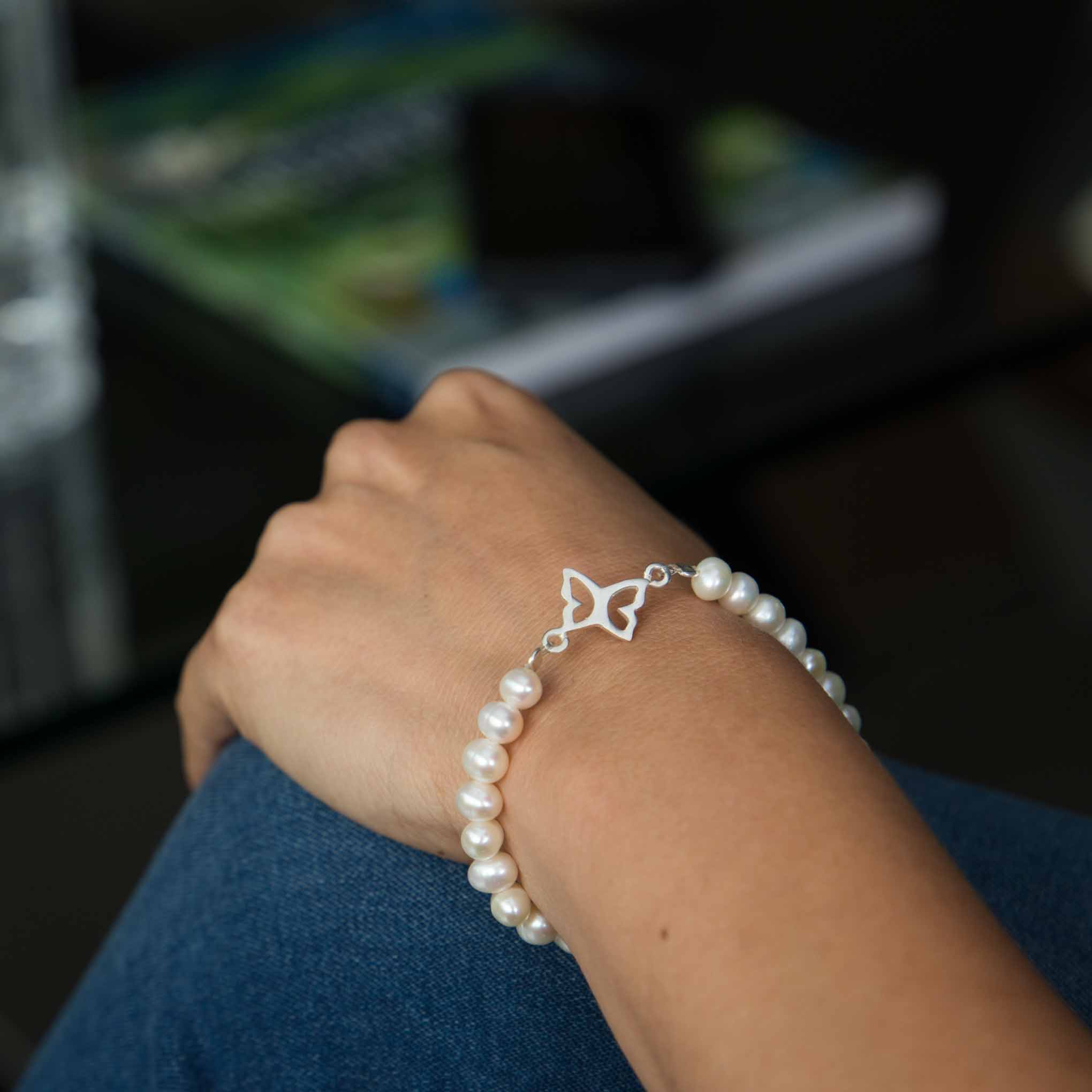 Pulsera de perlas con mariposa de Plata