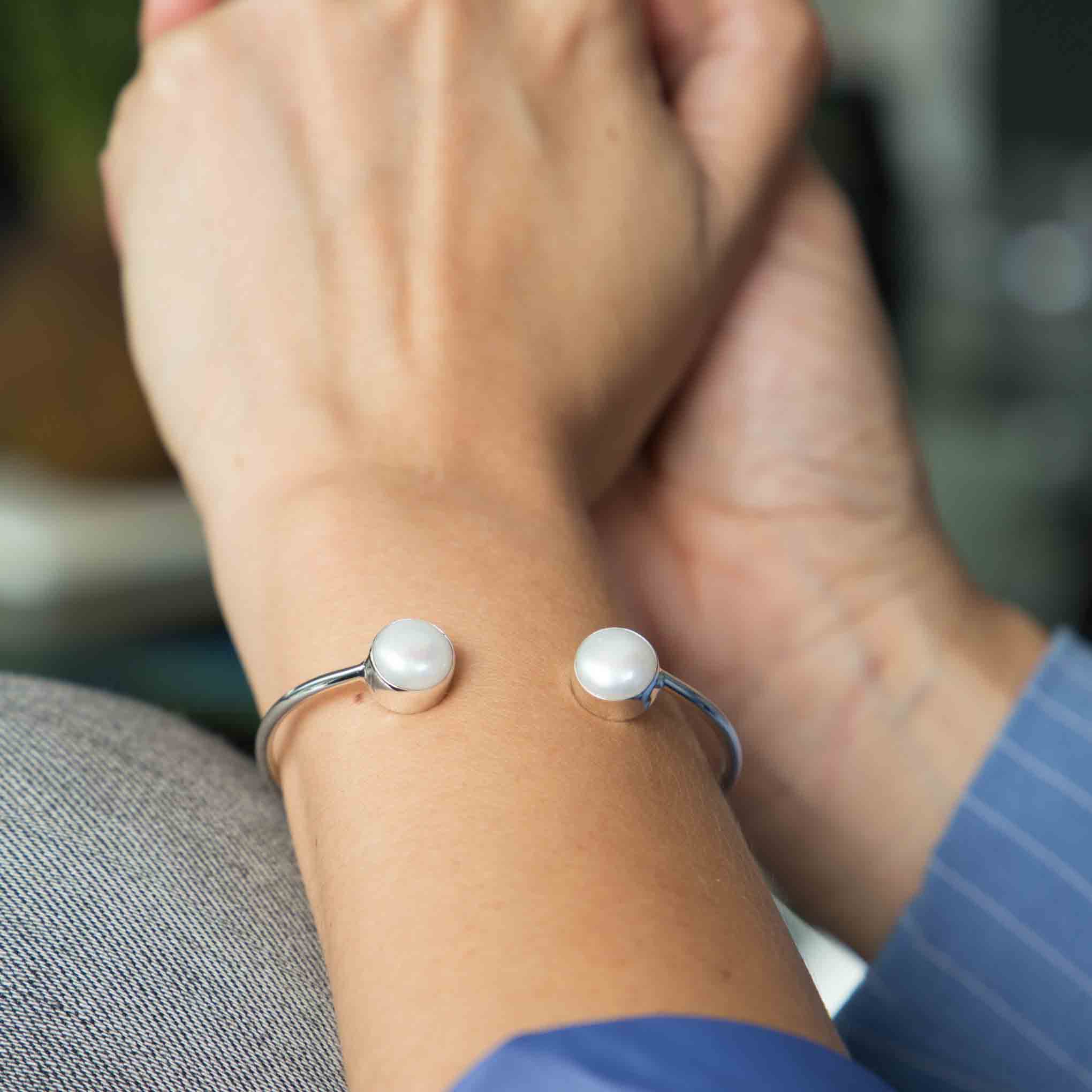 Brazalete de plata con perlas en bisel