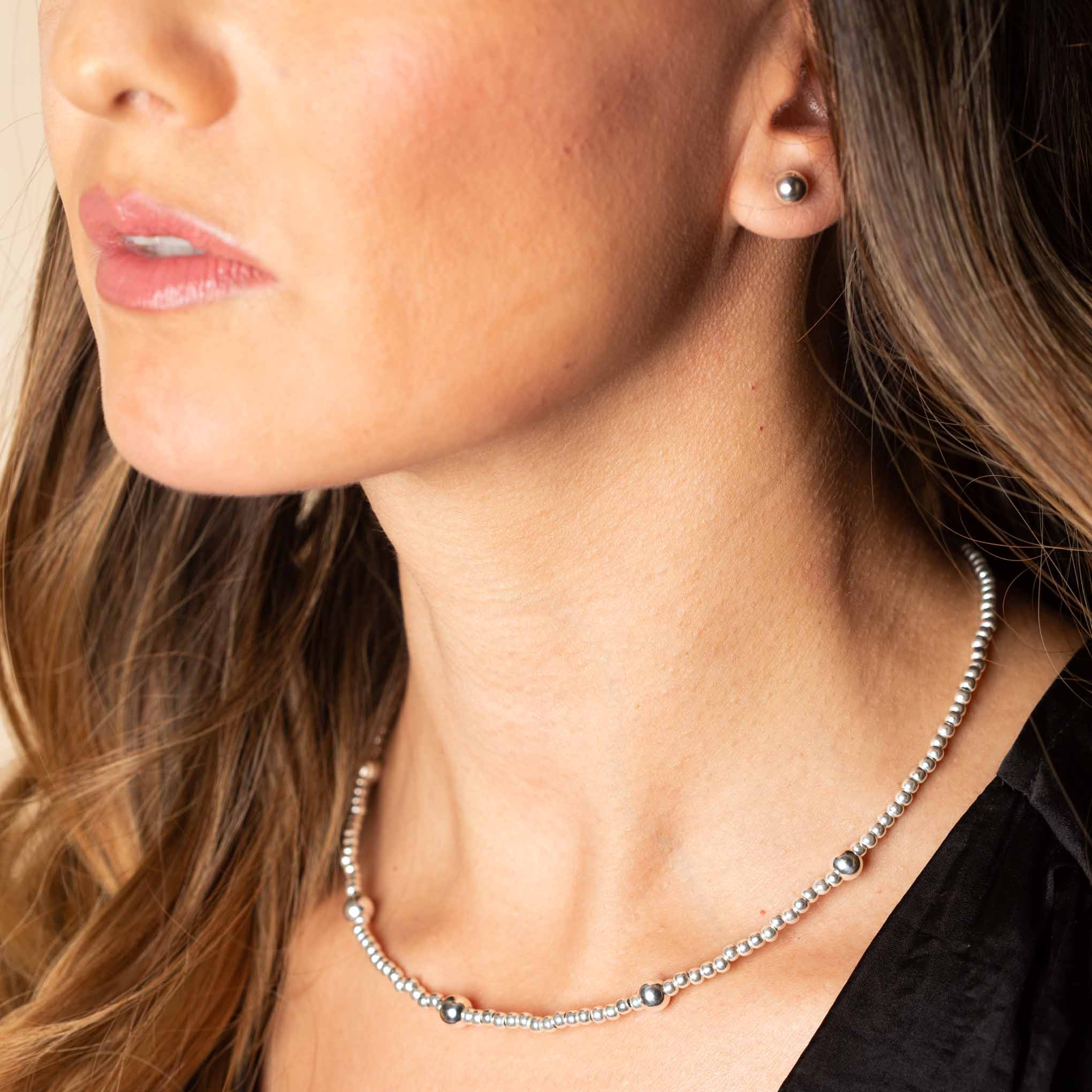 Collar de esferas y cuentas de plata