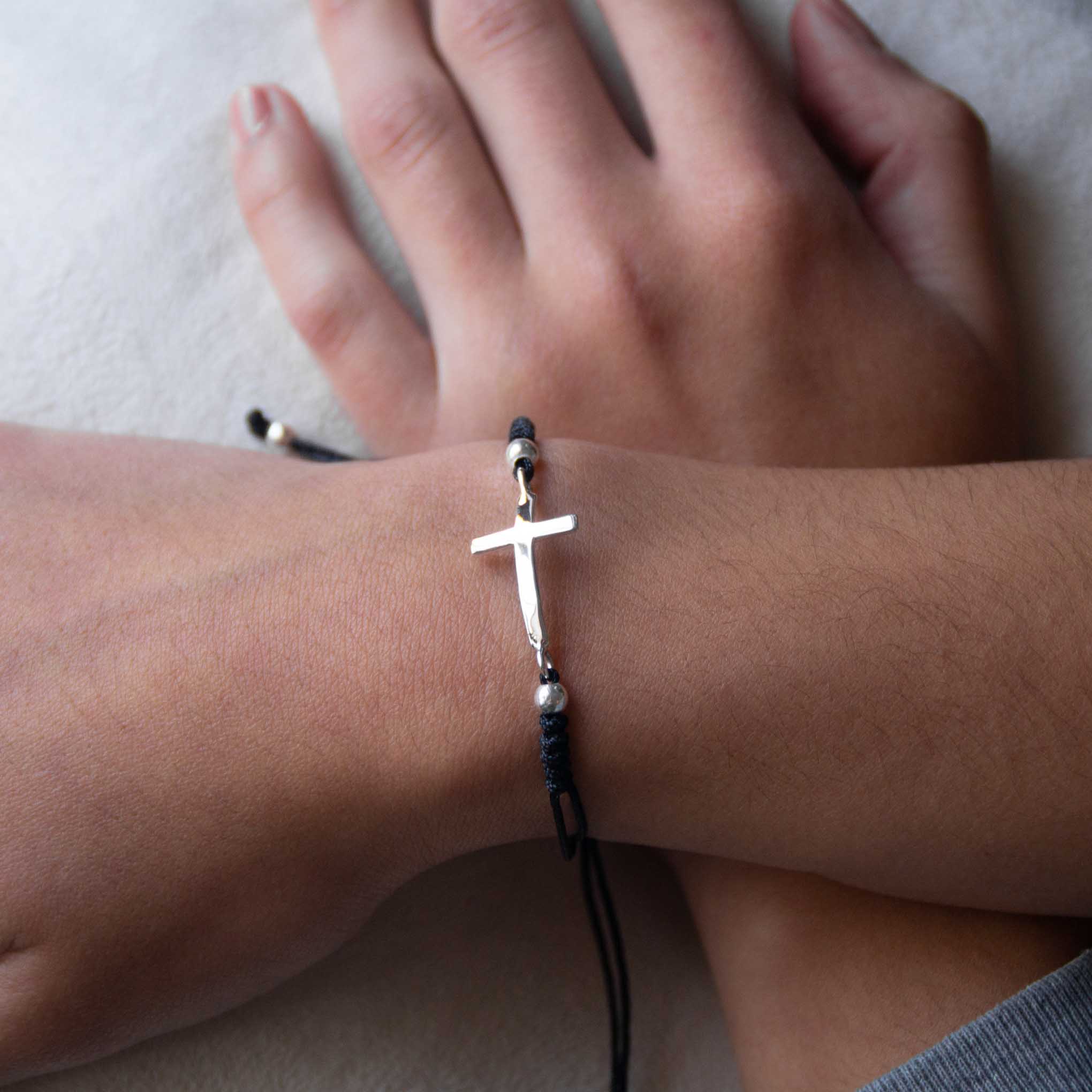 Pulsera de hilo con cruz de plata