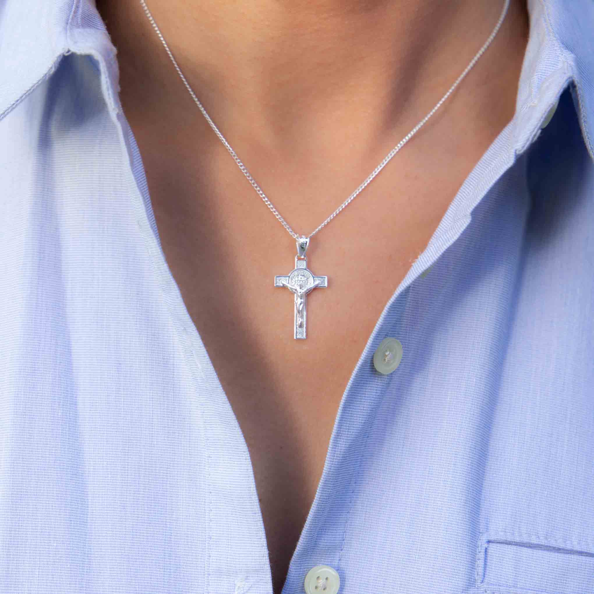 Dije de Cruz con Cristo y San Benito de plata mexicana