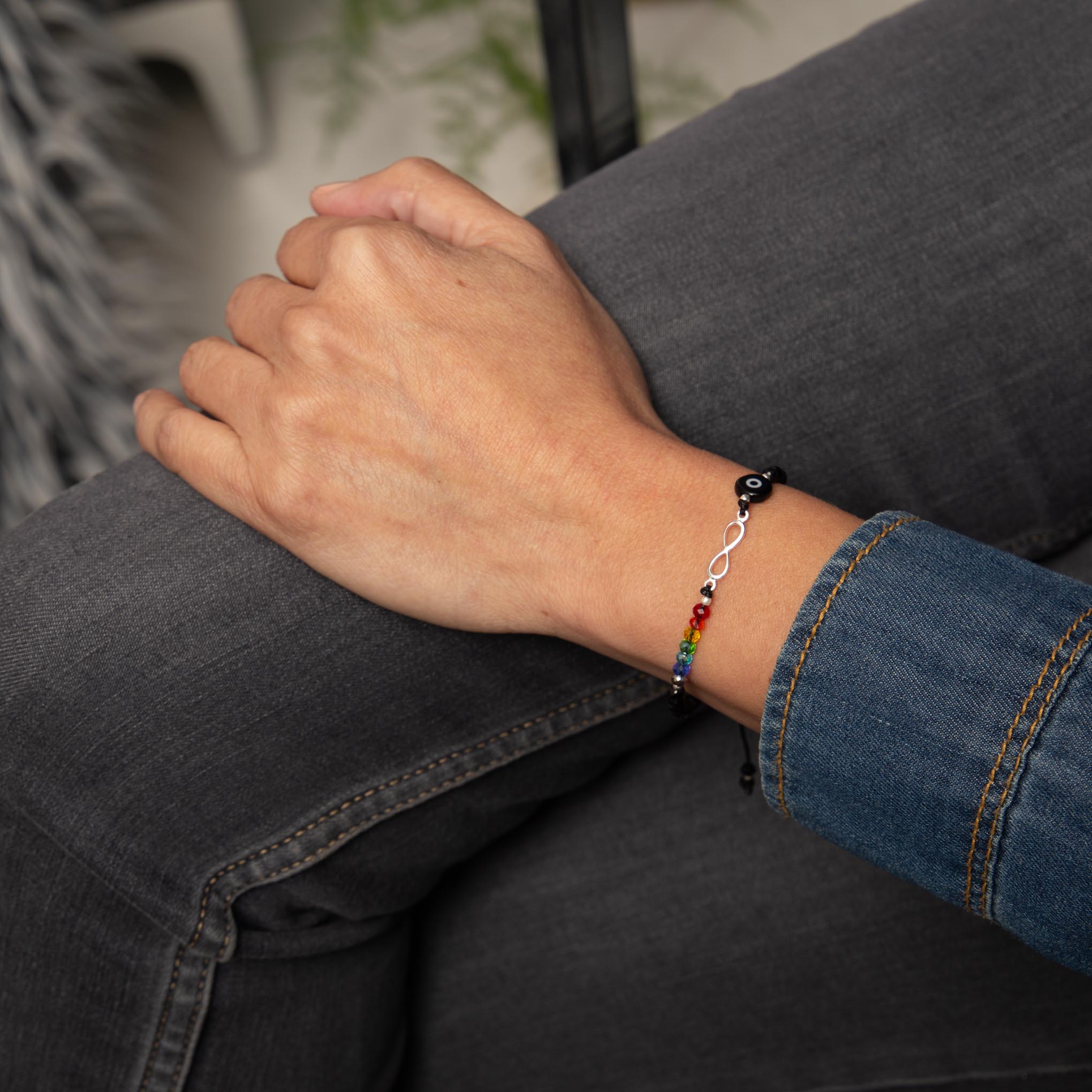 Pulsera de hilo con infinito de plata, cristalitos y ojo turco de plata mexicana