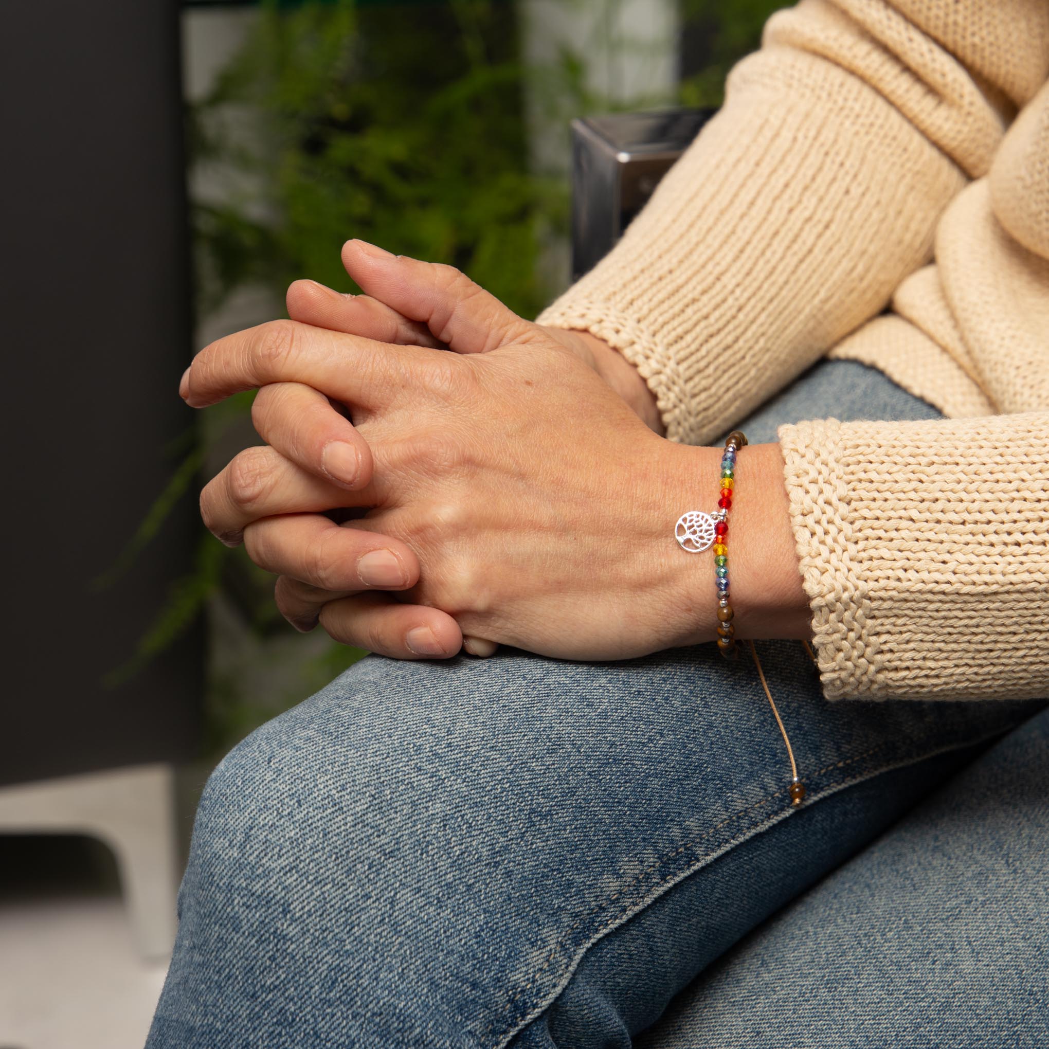 Pulsera de hilo con dije de arbol de la vida de plata, cristalitos y ojos de tigre. de plata mexicana