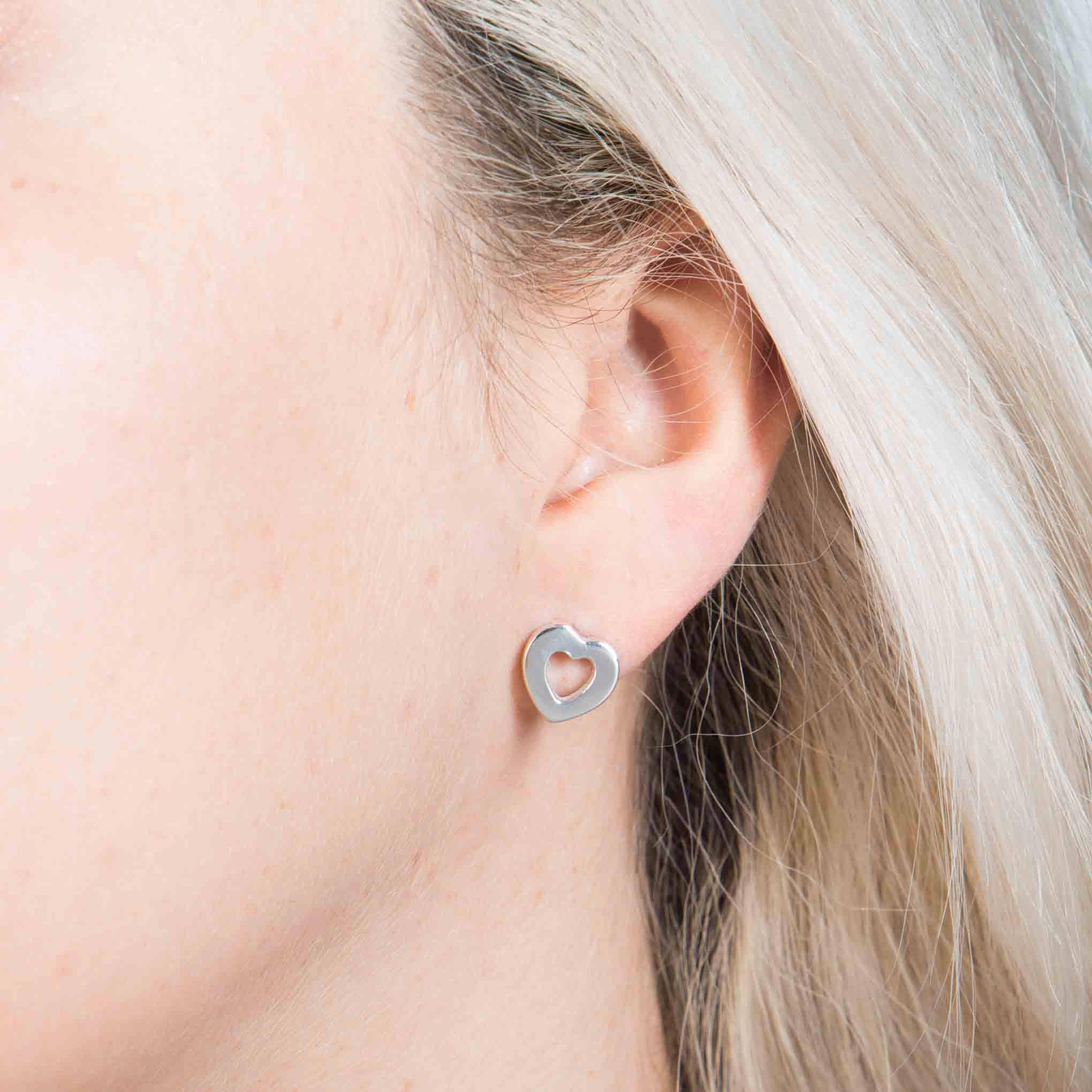 Aretes forma contorno de Corazón de Plata