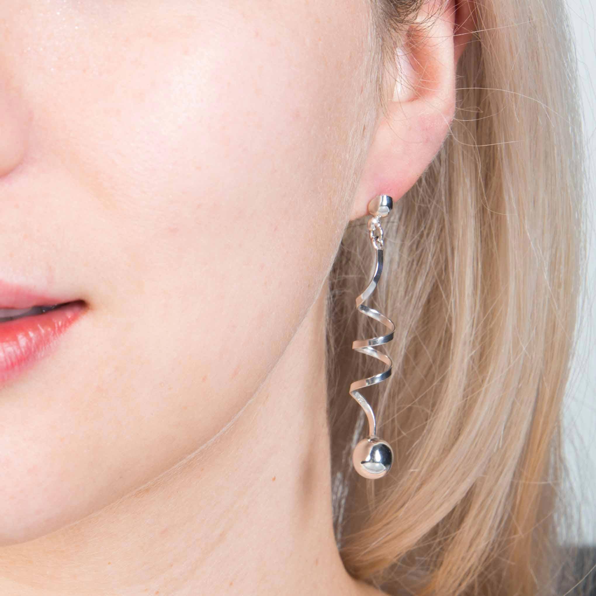 Aretes largos con espiral y esfera de Plata