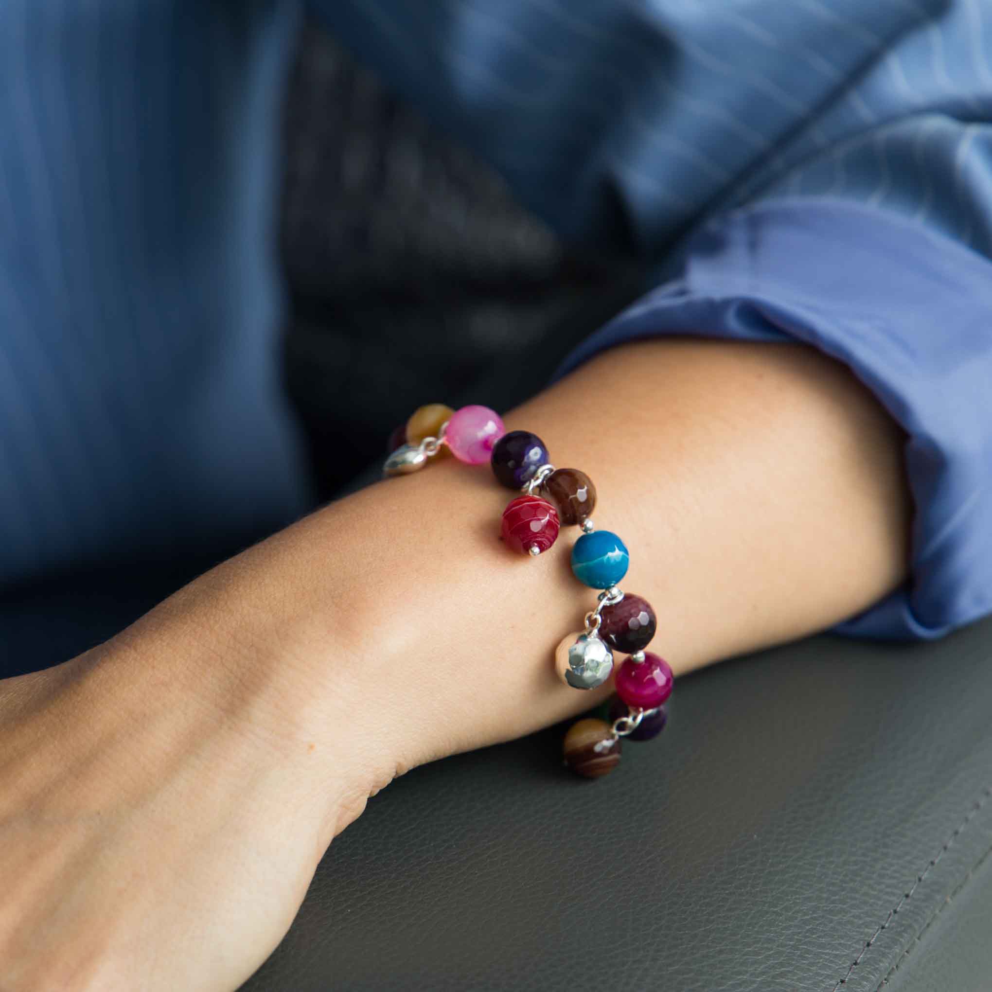 Pulsera de esferas y corazones colgantes de plata