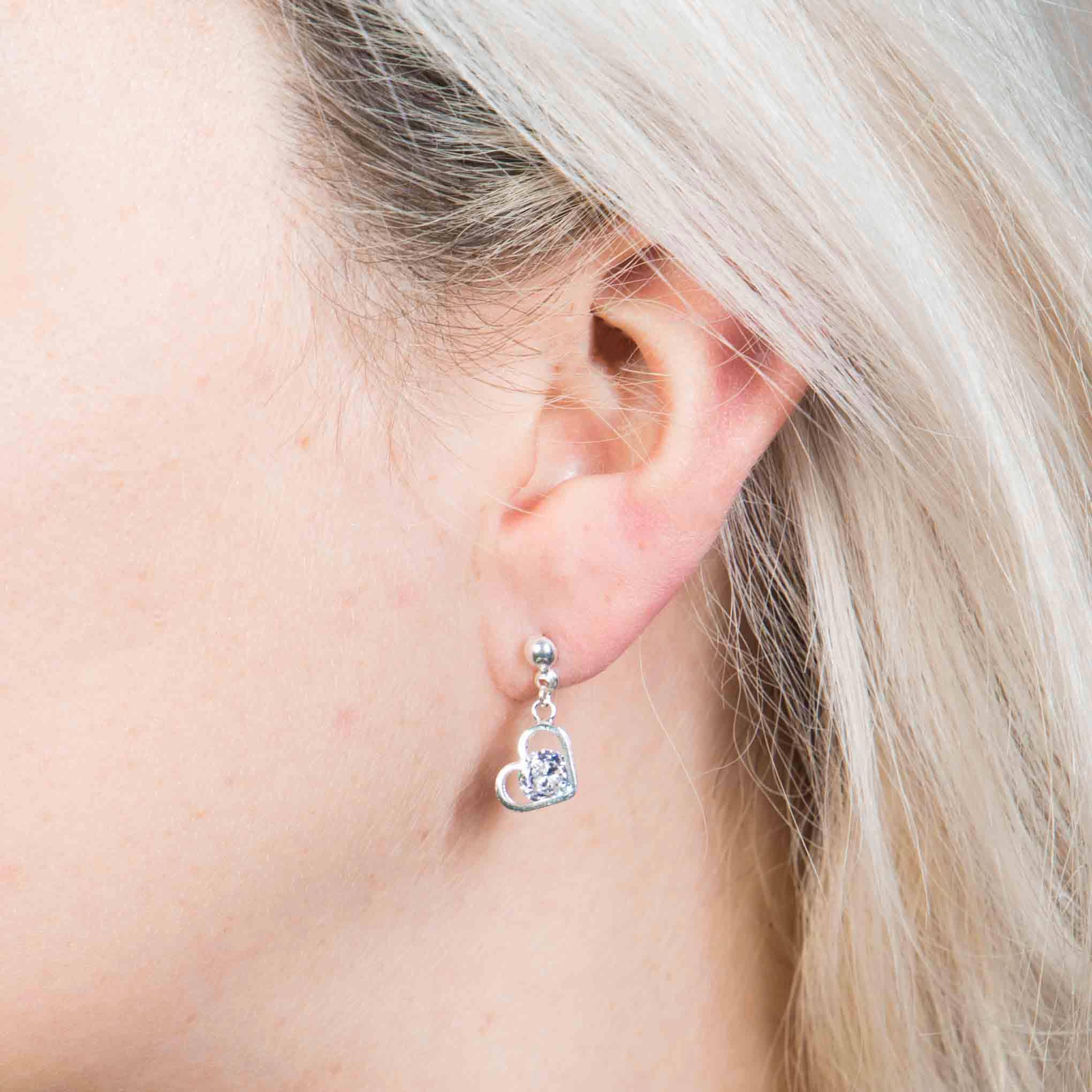 Aretes de corazón colgantes con plata y zirconias