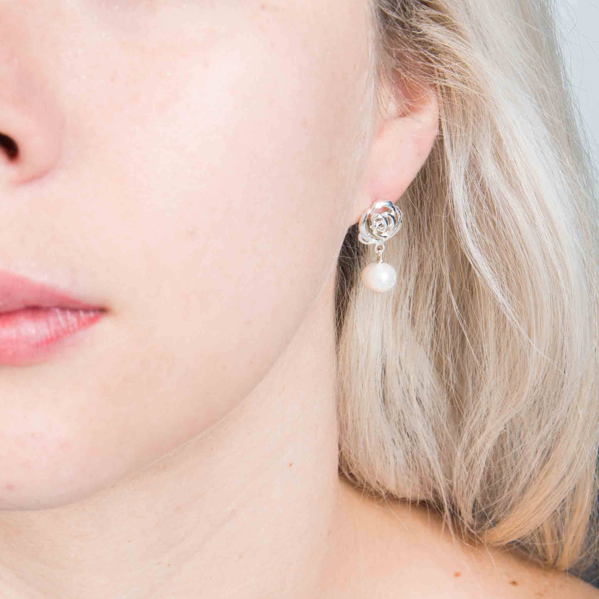 Aretes contorno rosas de plata con perlas