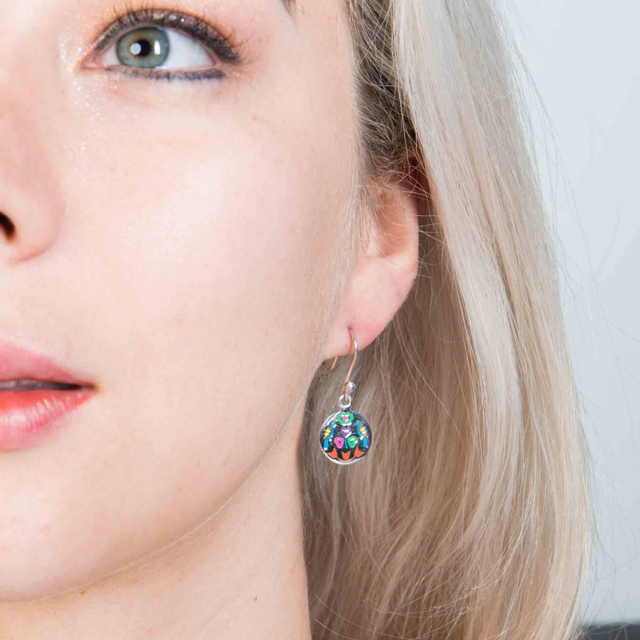 Aretes del amor esmaltados de plata