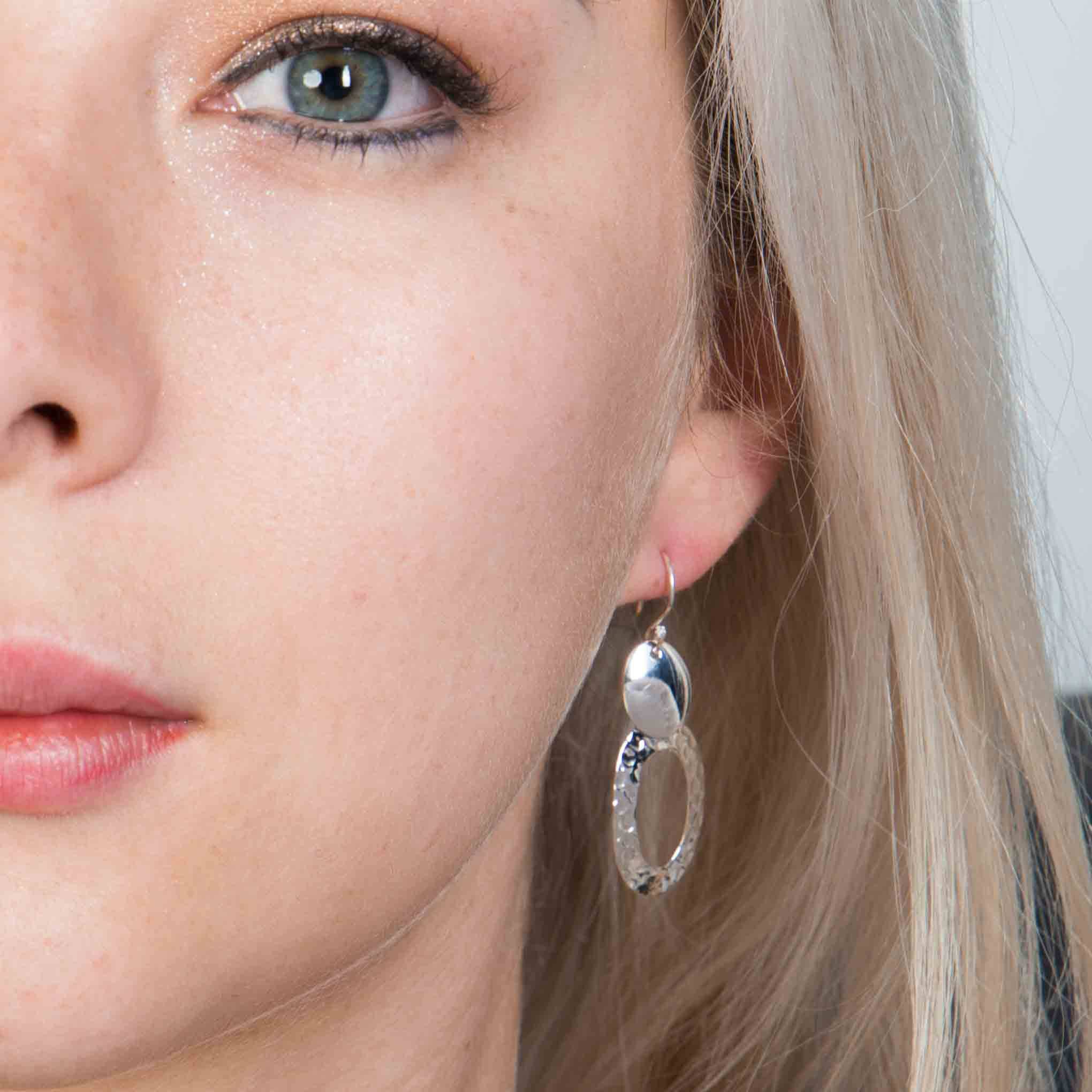 Aretes con combinación de acabado liso y martillado perforados