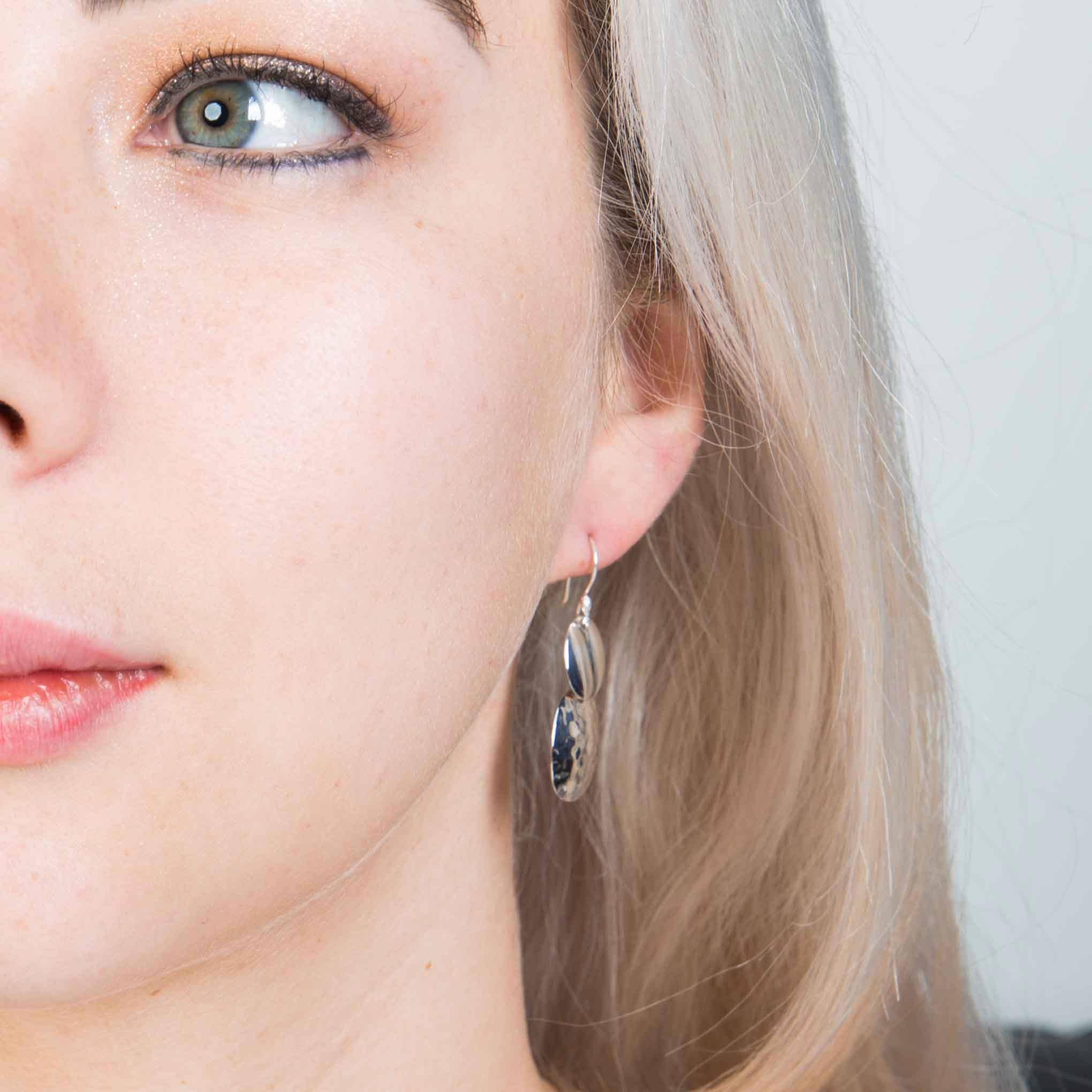 Aretes con combinación de acabado liso y martillado