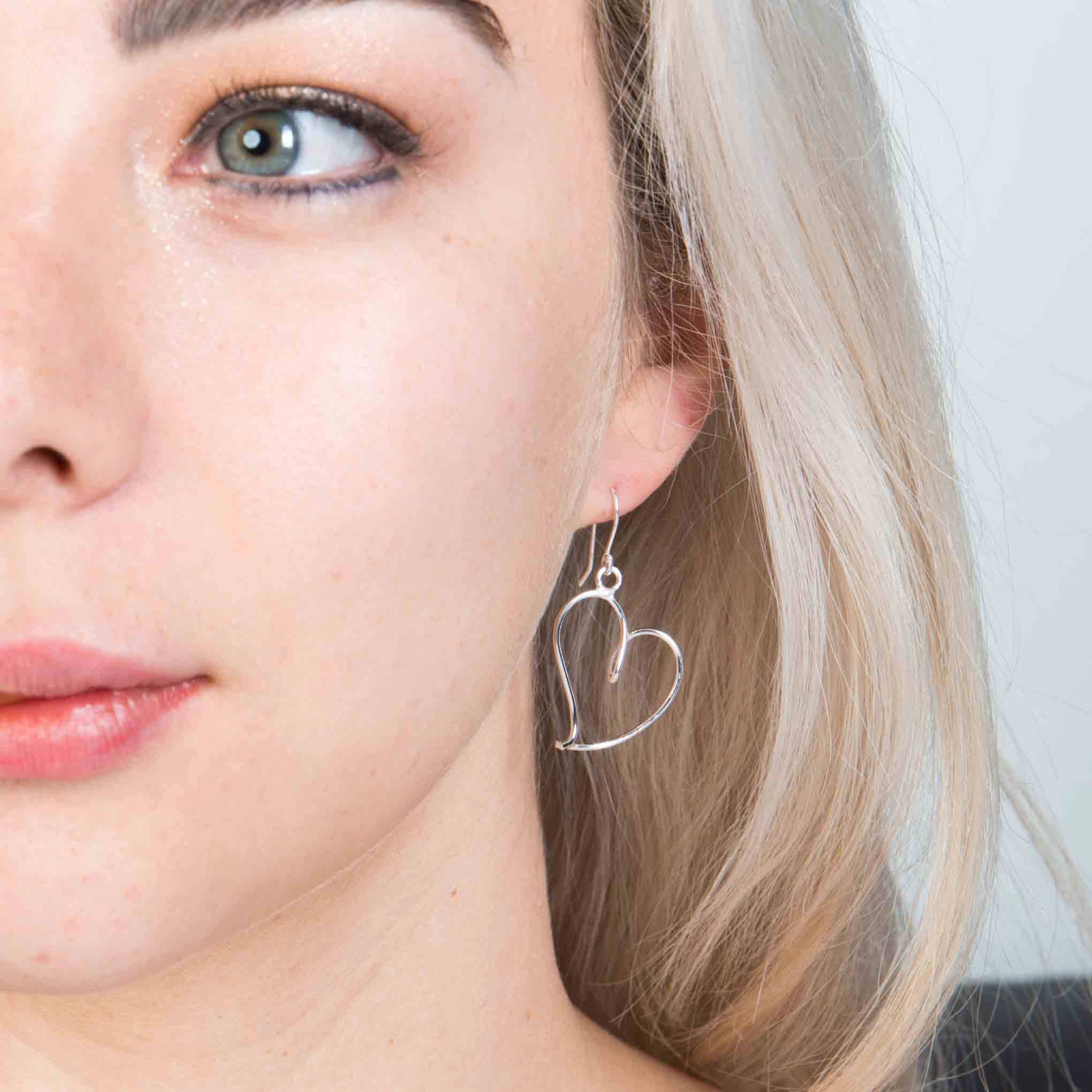 Aretes contorneados de plata en forma de corazón