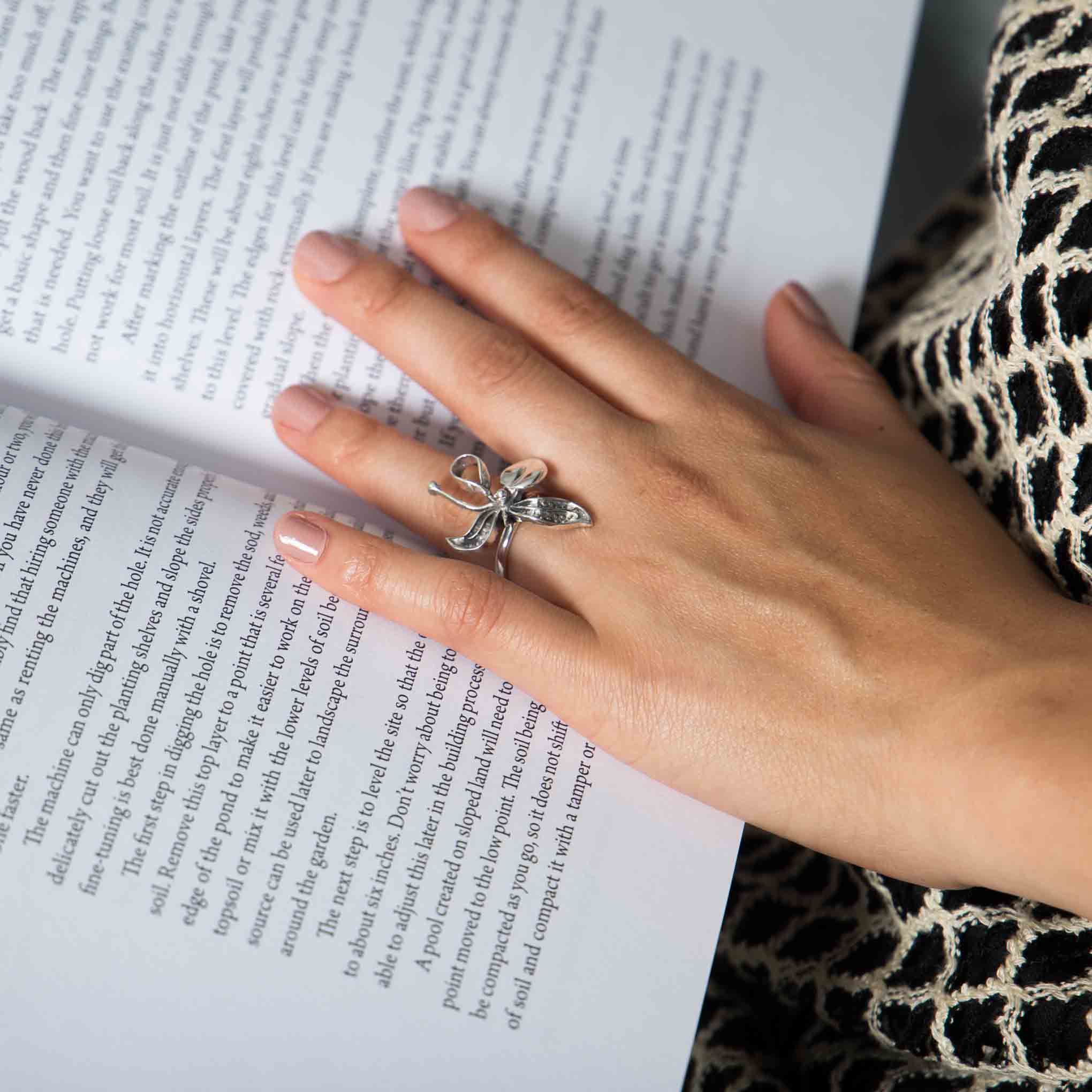 Anillo flor orquídea de plata.