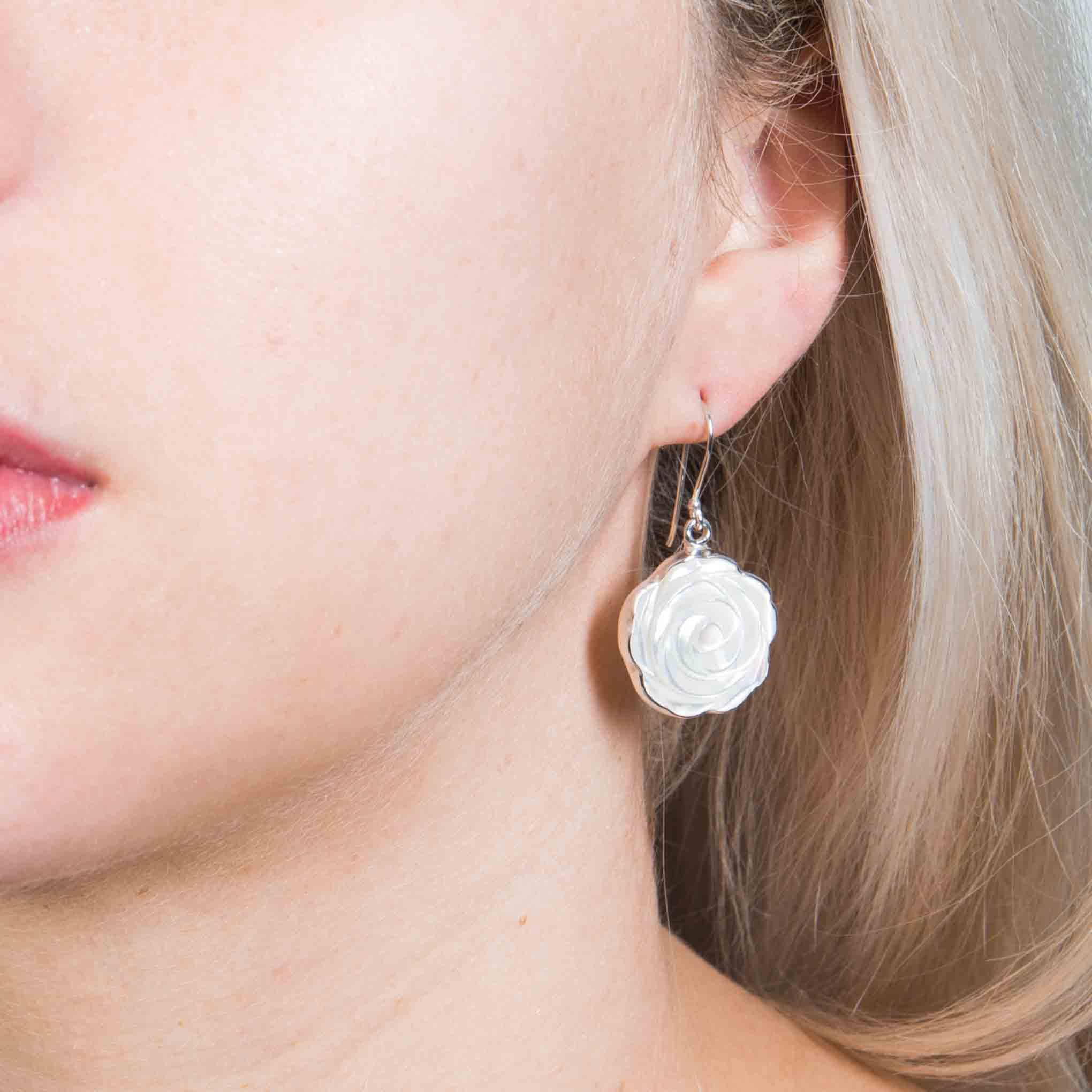 Aretes de flor madre perla