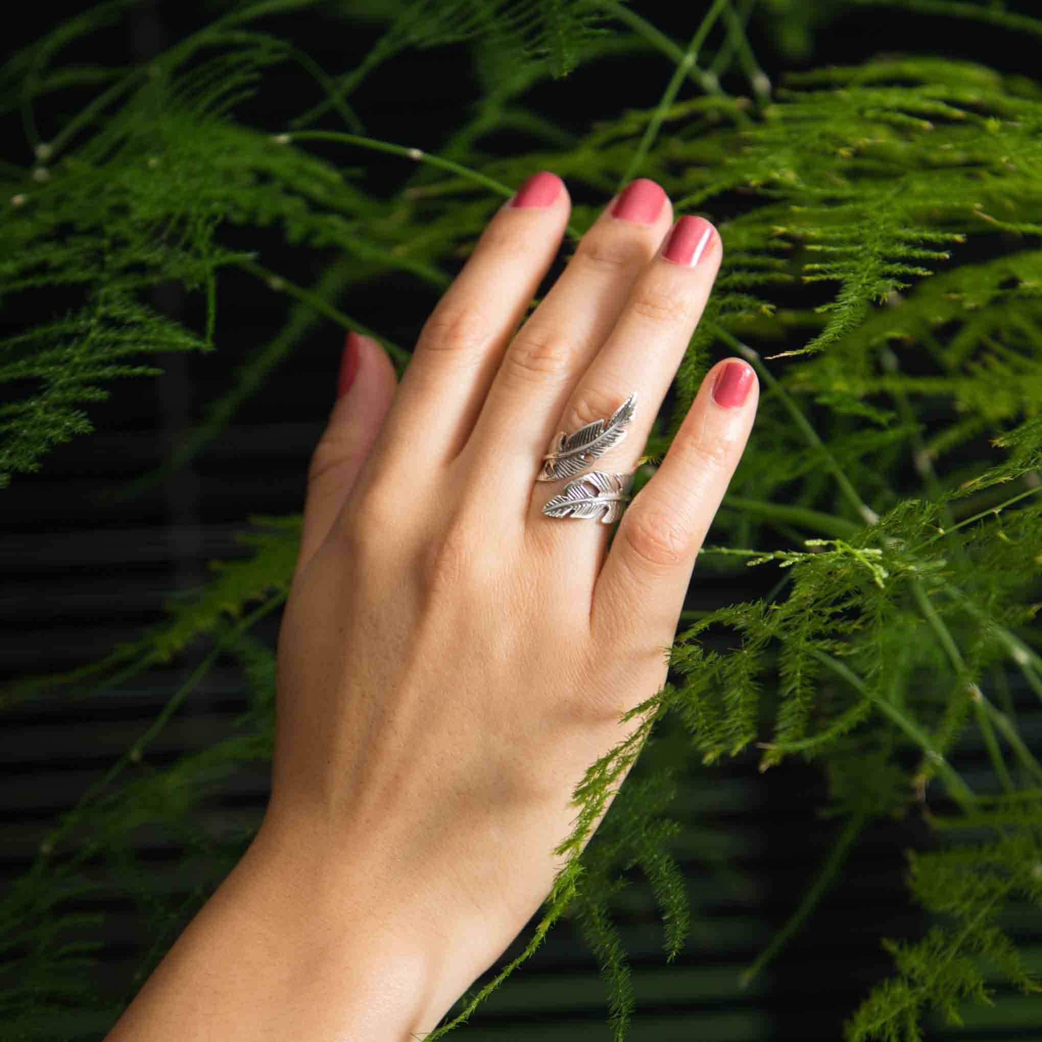 Anillo hoja artesanal pavonada